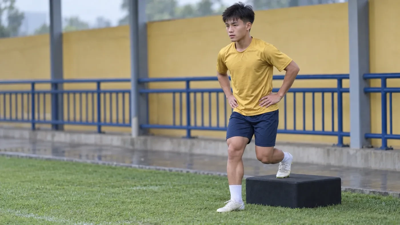 Hồ Văn Cường tập kiểm soát chân trụ trên bục thấp