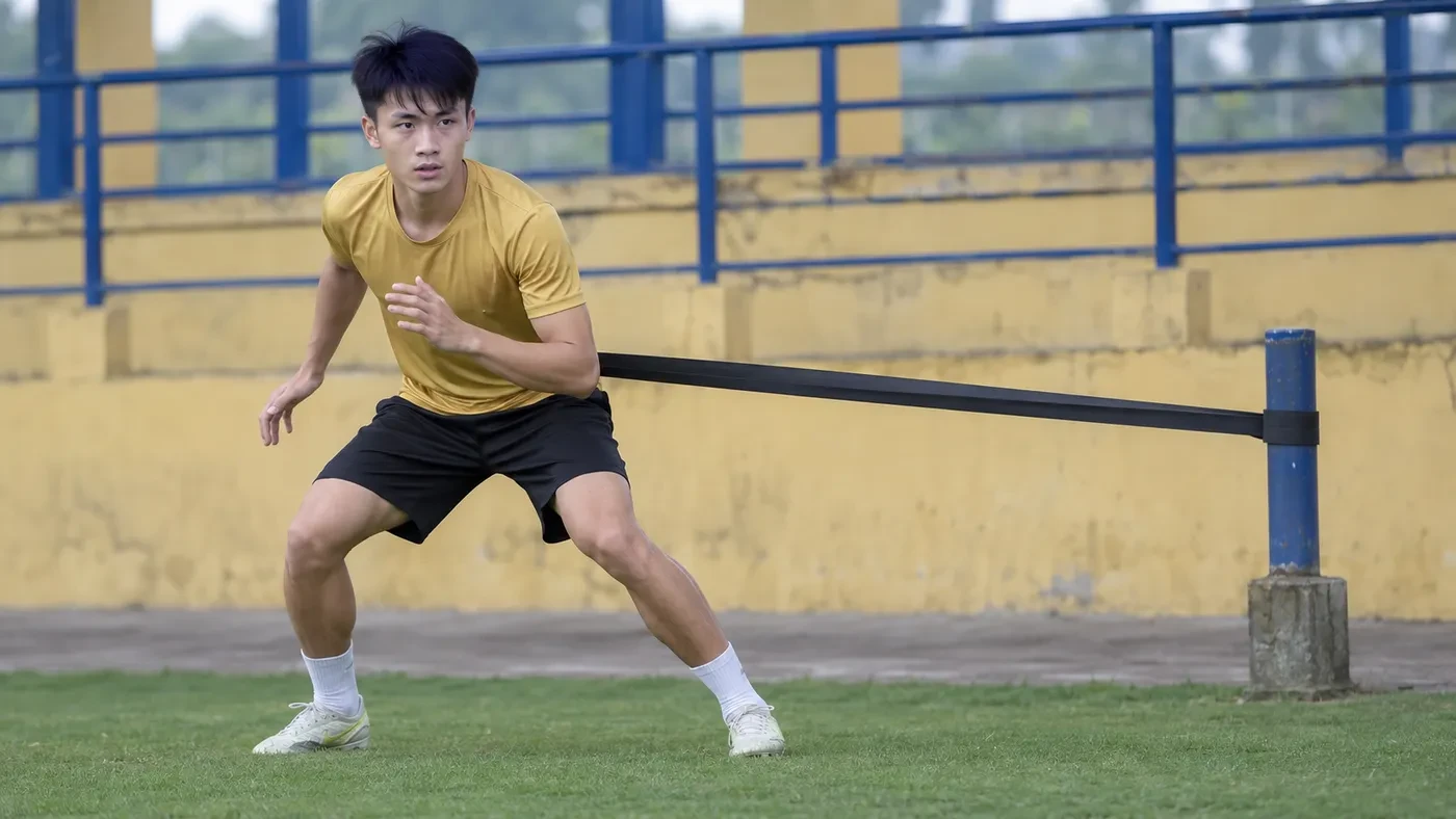 Phan Văn Thành tập di chuyển ngang với dây kháng lực