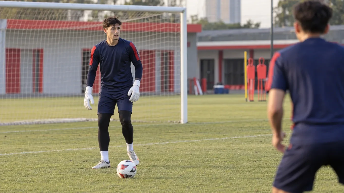 Lawrence Caruso quan sát phương án chuyền bóng từ khu vực cấm địa